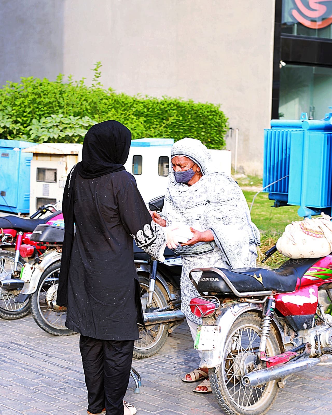 Saagar Foundation food drive at DHA Phase 8 — photo 7