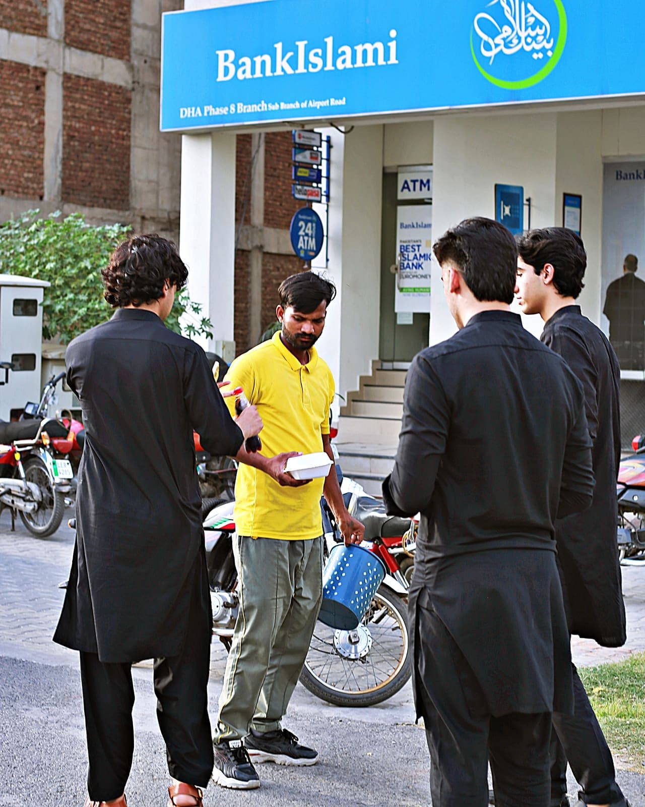 Saagar Foundation food drive at DHA Phase 8 — photo 11