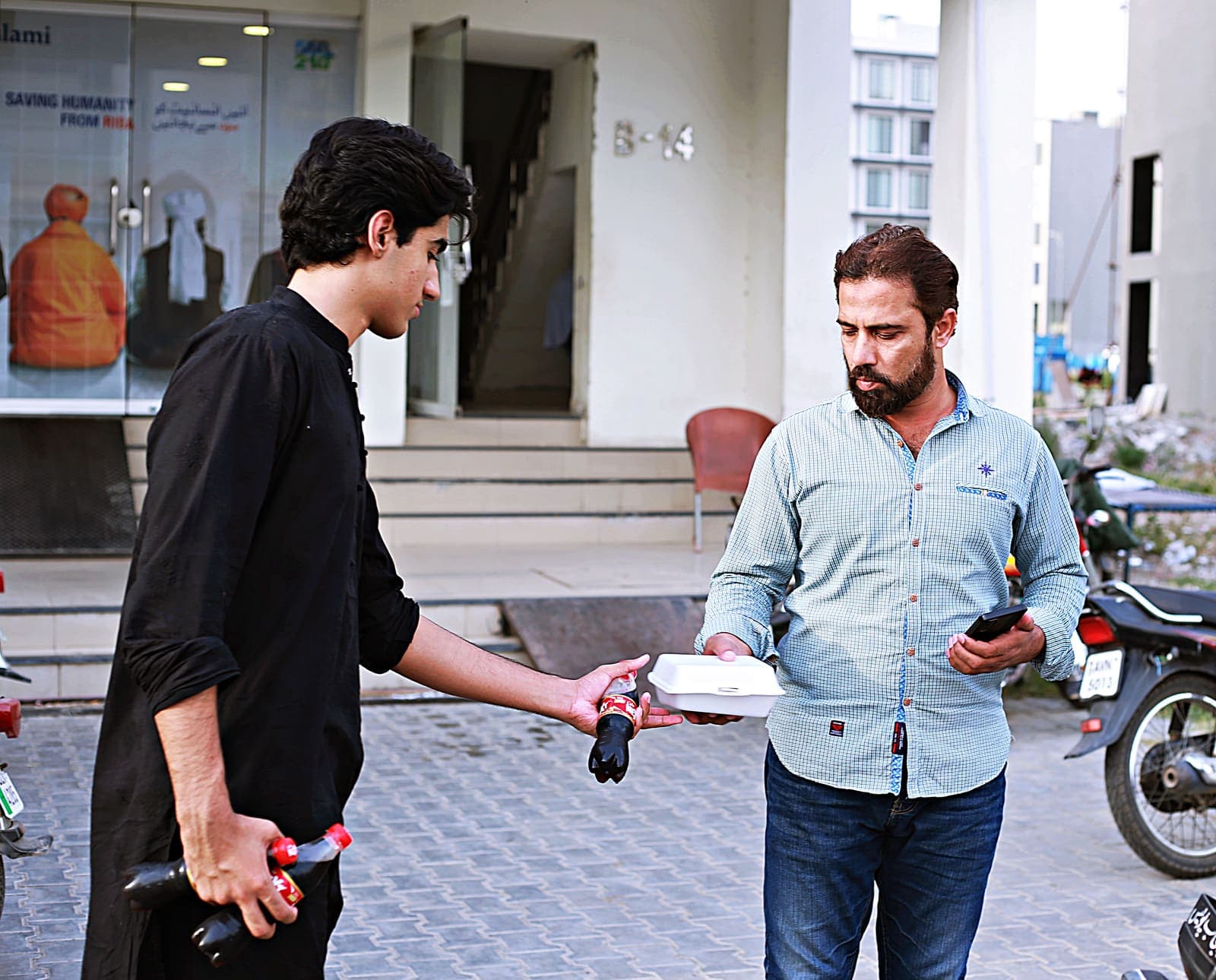Saagar Foundation food drive at DHA Phase 8 — photo 13